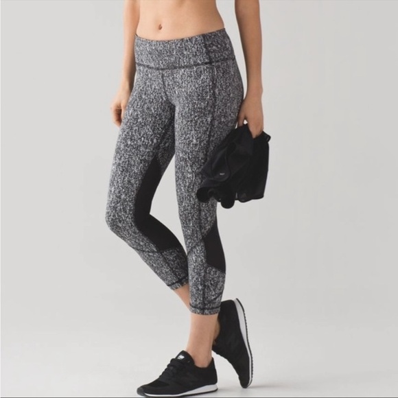 Lululemon- Pace Revival Crop Black & White Size 6 - Picture 9 of 10